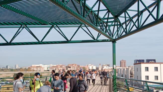 La 'pasarela de la solidaridad' de València vuelve a llenarse de voluntarios 10 días después de estallar la emergencia de la DANA