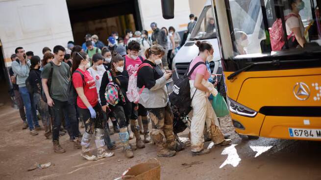 "Hemos visto muchos llantos, pero entre los niños se veía alegría": la vuelta al cole en los municipios más afectados por la DANA, otro paso hacia la normalidad