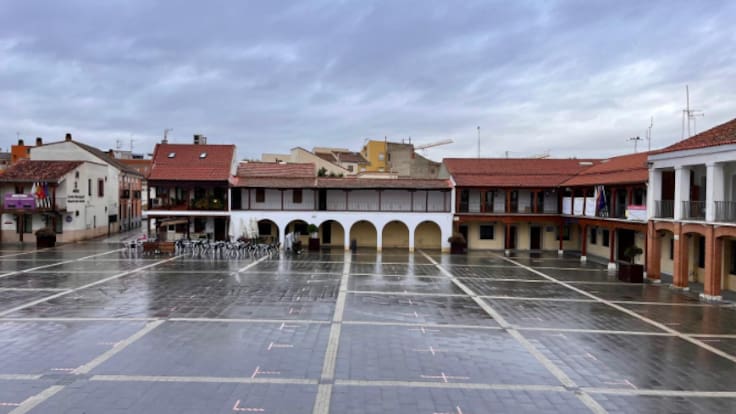 Fran Pérez, edil de Movilidad de Pinto, repasa el aparcamiento temporal de la plaza de la Constitución