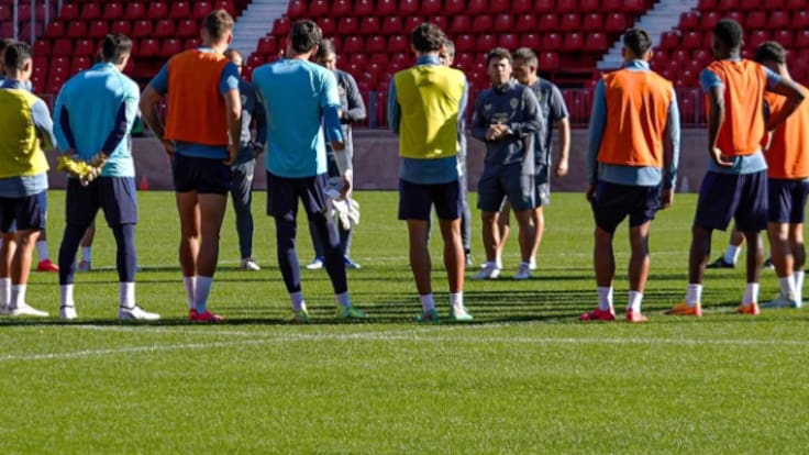 Cuando el Almería va lanzado por LaLiga y la unión del vestuario daña la vista con buenos resultados, el nombre de sus mejores jugadores va de boca en boca porque los clubes de Primera necesitan refuerzos y el club que preside Turki Al-Sheikh