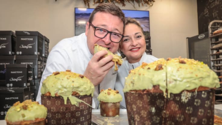 Juanfran Asencio y Juani Navarrete, gerentes de la pastelería Juanfran Asencio, endulzan la Navidad con sus productos