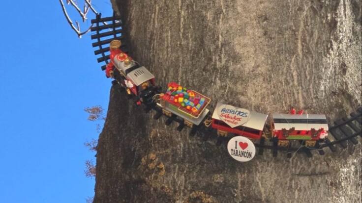 Un americano llena de vida y Navidad las calles de un pueblo de Cuenca