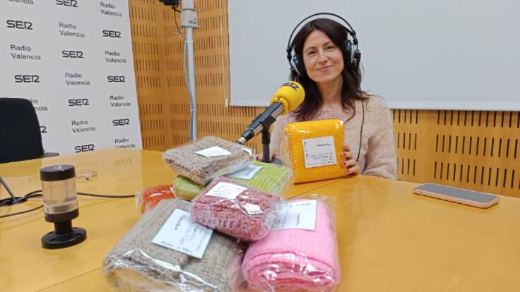 Elena Trillo, presida de la Asociación de Tejedoras Tarongeta Knitters explica cómo han conseguido que 3000 tejedoras de cinco países envíen prendas a los afectados por la DANA