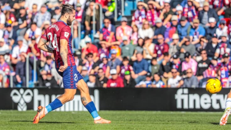 David Timor, futbolista del Eldense, antes de visitar al Real Oviedo