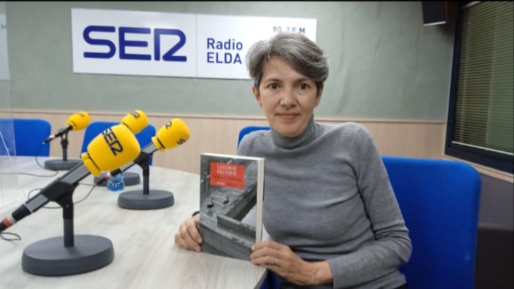La escritora Teresa Cardona presenta su nos habla de su libro “La Carne del Cisne”