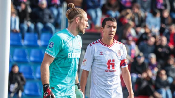 Pedro Capó, futbolista del Eldense, antes de recibir a la S. D. Huesca