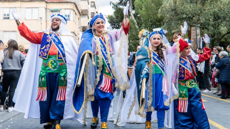 Entrevista a Cristian y Aroa, capitán y abanderada de los Moros Realistas de Elda