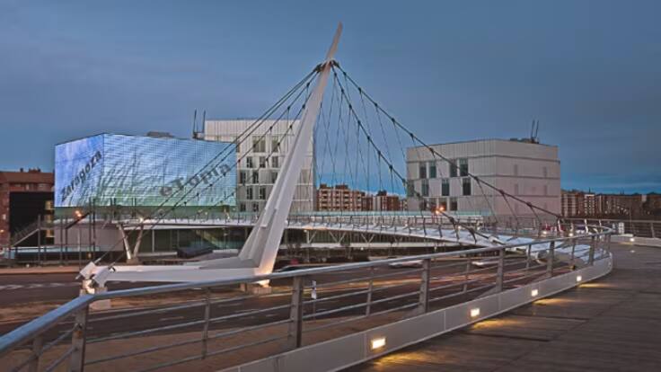 Una artista que iba a desarrollar su residencia en Etopía asegura que su estancia está en el aire