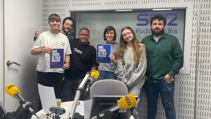 Alumnos e profesores do IES Rafael Dieste, impulsores do proxecto 'Aquí tamén se fala galego'