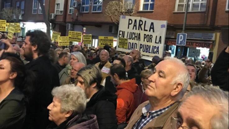 Rosa Torrenocha, doctora del centro de salud San Blas de Parla; y Juan Palero, enfermero del centro de salud Pintores, en la manifestación por la Sanidad Pública