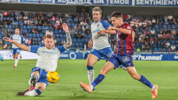 Juanto Ortuño, futbolista del Eldense, antes de recibir al Racing Club Ferrol