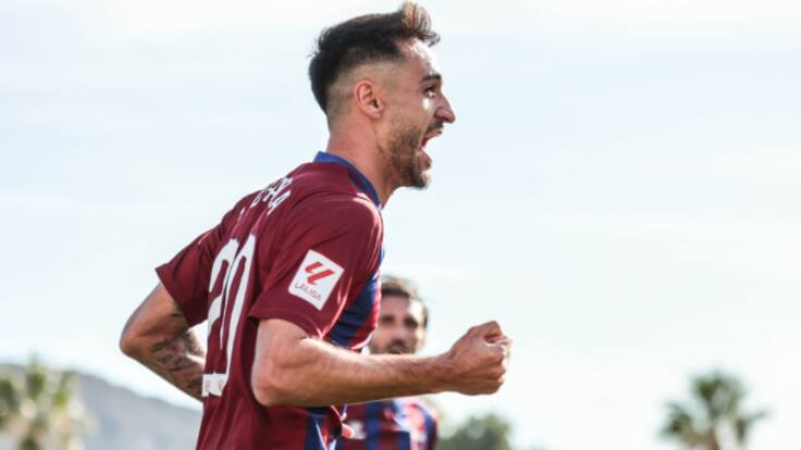 Iván Chapela, delantero del Eldense, antes de recibir al Villarreal B