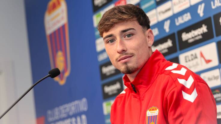 Joel Jorquera, futbolista del Eldense, antes de recibir al Villarreal B