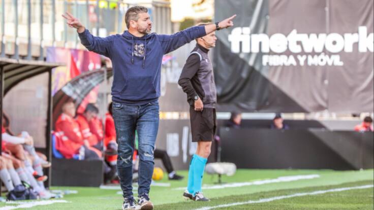 Fernando Estévez, entrenador del Eldense, antes de recibir al Villarreal B