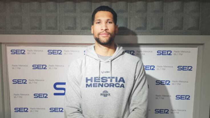 El jugador Alex Tamayo, en Radio Menorca SER