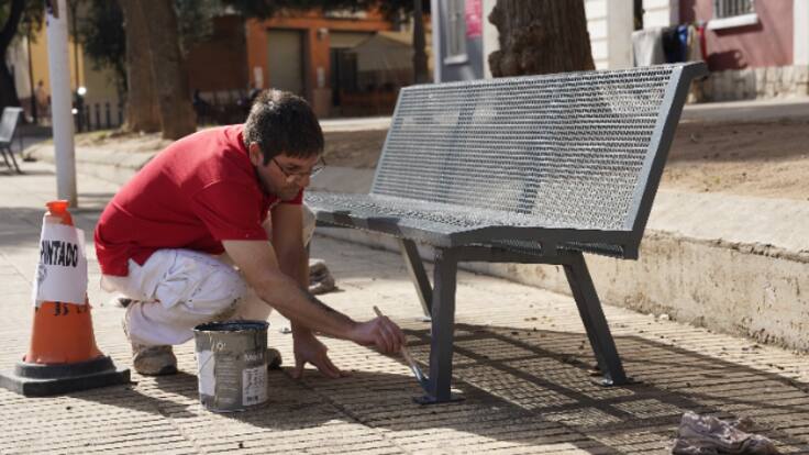 El concejal de Servicios Públicos, Pedro Aldavero, explica las actuaciones en el barrio de Carmen