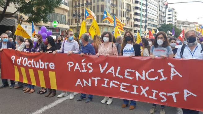 Entrevista a Anna Oliver, presidenta de Acció Cultural del País Valencià, sobre la agresión fascista en el casal La Cosa Nostra de Castelló y sobre la eliminación del Premi Guillem Agulló de Les Corts