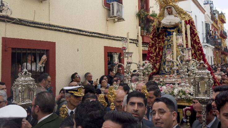 El arzobispo de Sevilla anuncia que la Esperanza de Triana irá a las Tres Mil Viviendas en 2025