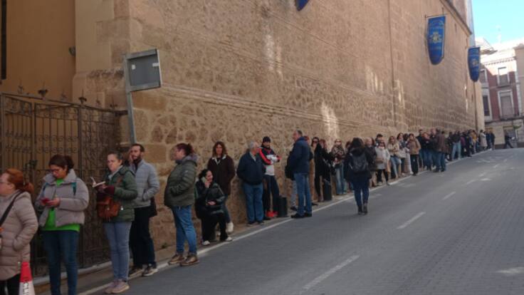La venta de localidades para las procesiones del Viernes de Dolores y Domingo de Ramos en Lorca arrancan con colas