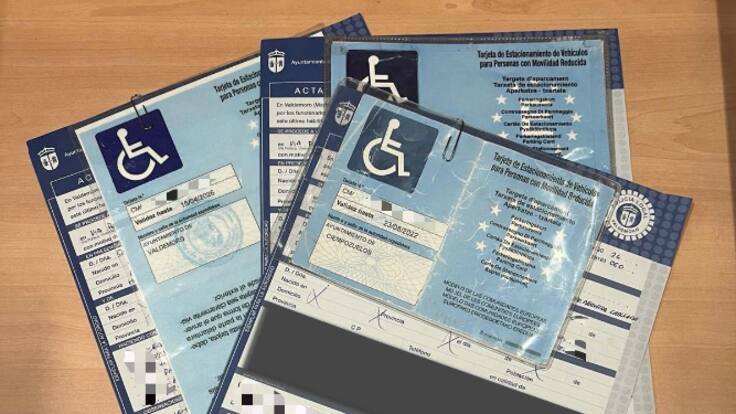 Alberto Albacete, jefe de la Policía Local de Valdemoro, repasa las denuncias por uso fraudulento de tarjetas de aparcamiento para discapacitados