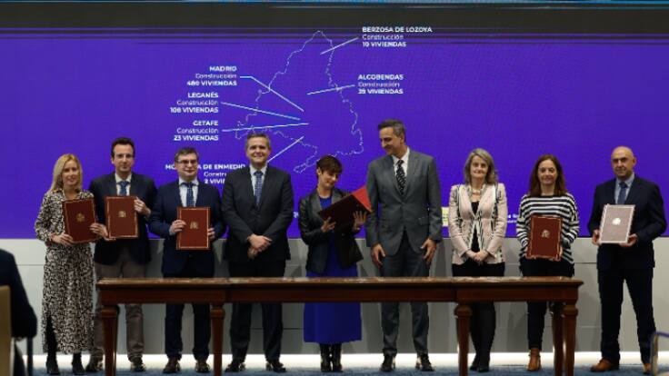 Isabel Rodríguez, ministra de Vivienda; y Jorge Rodrigo, consejero de Vivienda de la Comunidad de Madrid, tras el convenio para canalizar los fondos NextGenerationEU