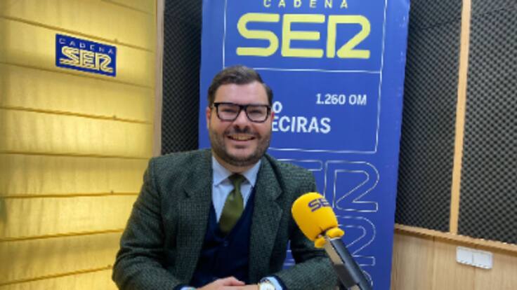 Sus manos visten a la Esperanza de Algeciras