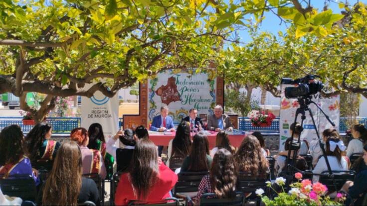 Hoy por hoy asiste a la presentación de la revista 'Bando'