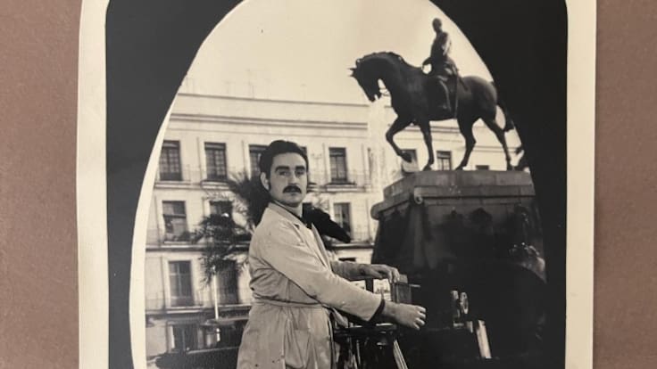 Este fotógrafo cubrió miles de bodas y ahora su hija regala los negativos a las parejas que aparecen en ellos