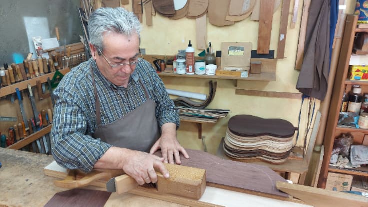 Visitamos el taller de guitarras artesanas de Teodoro Pérez en Leganés