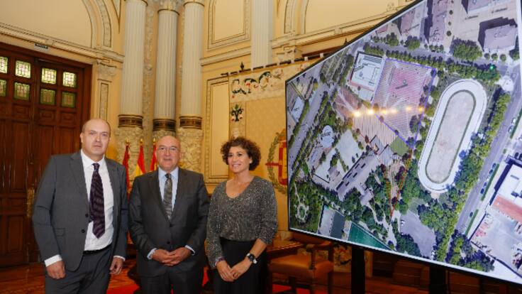 Mayte Martínez, concejala de Deportes en el Ayuntamiento de Valladolid, explica el proyecto del polideportivo en el colegio Miguel Delibes