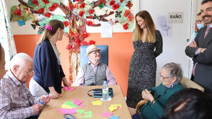 Ana Dávila, concejera de Asuntos Sociales de la Comunidad de Madrid, visita el centro de personas con Alzheimer de Getafe.