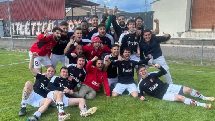 Remontada con dos goles en el descuento: el Atlético Peñafiel ya roza el ascenso