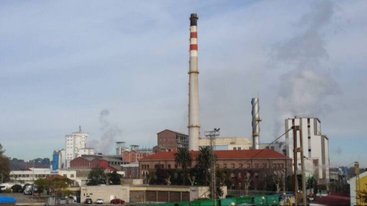 Declaraciones de responsables institucionales y empresariales durante una visita oficial al complejo industrial de Solvay en Barreda con motivo de la consecución de 30 millones de euros de subvención para el proyecto de descarbonización