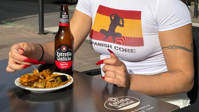 Una joven diseñadora y una pequeña empresa de Valdepeñas, tras la camiseta viral de Lola Índigo