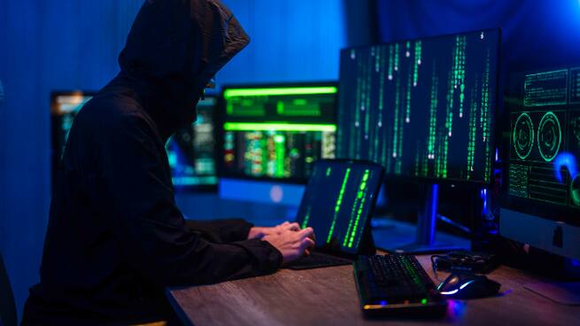 Los Revolucionarios | "Un persona o un robot pueden crear un perfil tuyo para ver si tienes potencial o no para poder ser atacado": así puedes detectar y prevenir los ciberataques