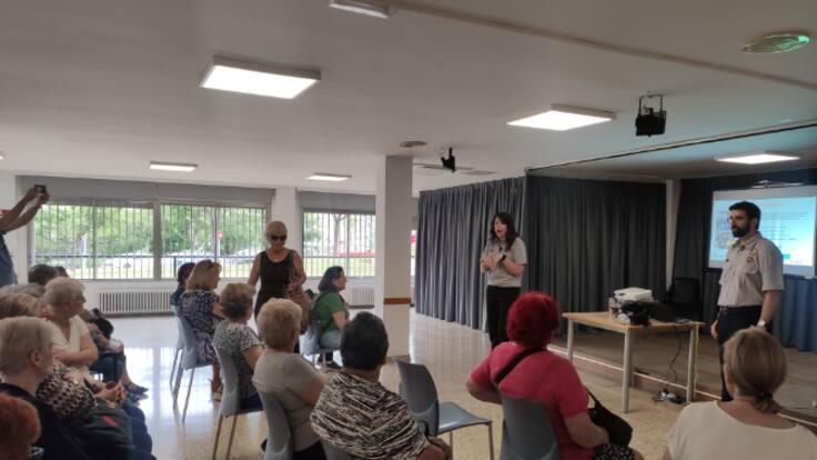 Tallers per alertar dels riscos de la calor a la gent gran