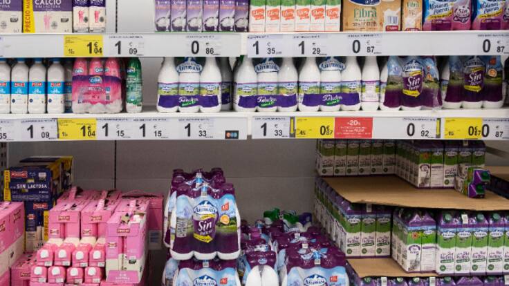 La Unión de Pequeños Agricultores denuncia una estrategia coordinada de 16 cadenas de la distribución para hundir los precios de la leche