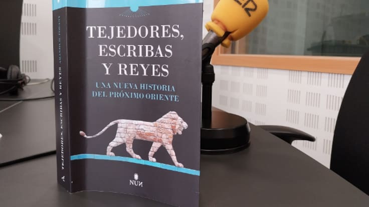 Entrevistamos a Raúl López, editor de Nun, por ‘Tejedores, escribas y reyes’ de Amanda H. Podany que ahora se publica ahora en español