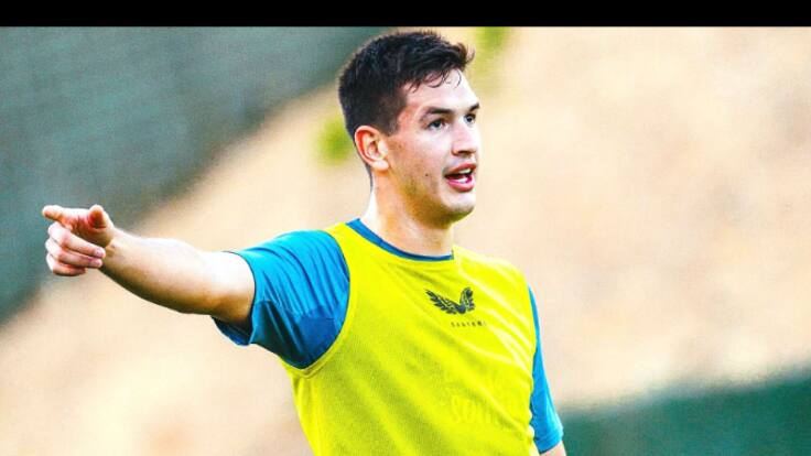 César Montes tiene mercado y el Almería atiende ofertas.