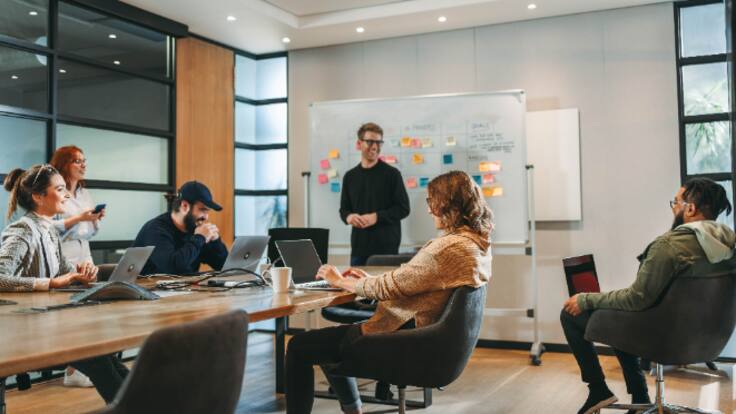 Un sociólogo da respuestas a la 'ambición silenciosa' de los jóvenes: "¿Hasta qué punto uno está dispuesto a que le expriman?"