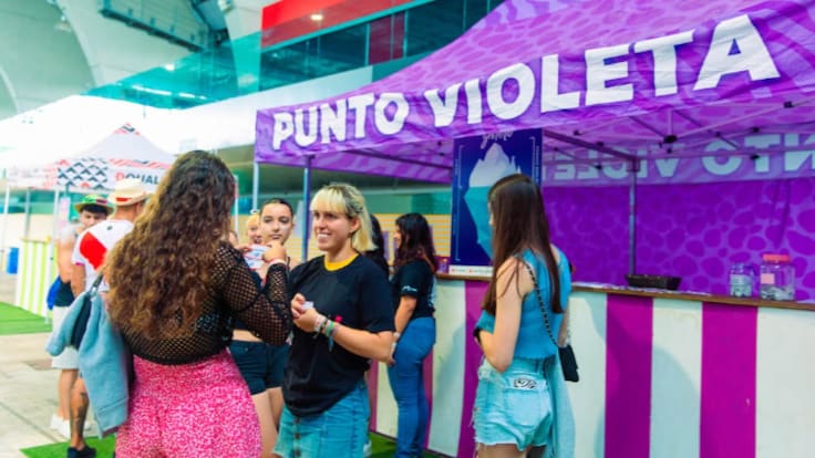 Javier Carillo, portavoz de Más Madrid, y el alcalde de Valdemoro, David Conde, repasan la petición de dimisión de la edil de Cultura por la eliminación del punto violeta