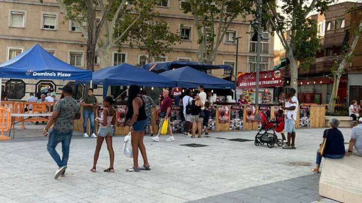 La portavoz de Podemos en Parla, Carla Valero, y el vicepresidente de Parla Taurina, Jesús Muñoz, repasan el certamen 'Rey y Reina de Parla'