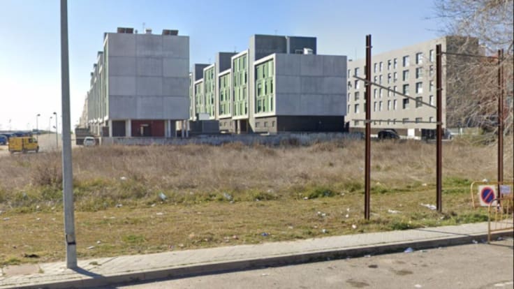 Ramón Jurado, alcalde de Parla, denuncia que la parcela que quiere la Comunidad de Madrid para construir el instituto nº10 retrasaría un año su construcción.