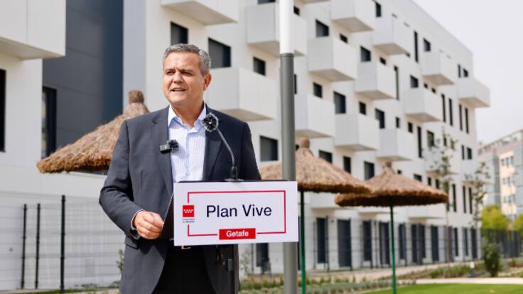 Jorge Rodrigo, consejero de Vivienda de la Comunidad de Madrid, en la entrega de varias viviendas del Plan Vive en Getafe