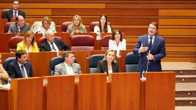 El presidente de la Junta de Castilla y León, Alfonso Fernández Mañueco, alerta de una "pinza de PSOE y Vox" contra el PP