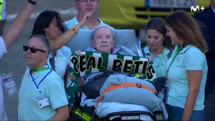El sueño cumplido del socio número 85 del Betis: vuelve al Villamarín tras sufrir varios ictus y perder la movilidad