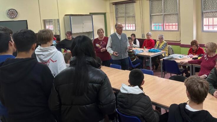 Virginia Benito, concejala de Mayores de Leganés, habla de la iniciativa 'Aprendiendo con mayores en el instituto'.