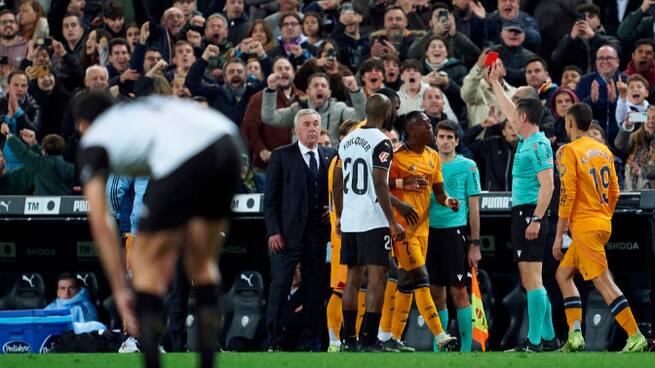 "Tiene gente en el club que lo intenta y luego, una cohorte de pelotas que no le hacen bien...": ¿puede cambiar Vinicius"