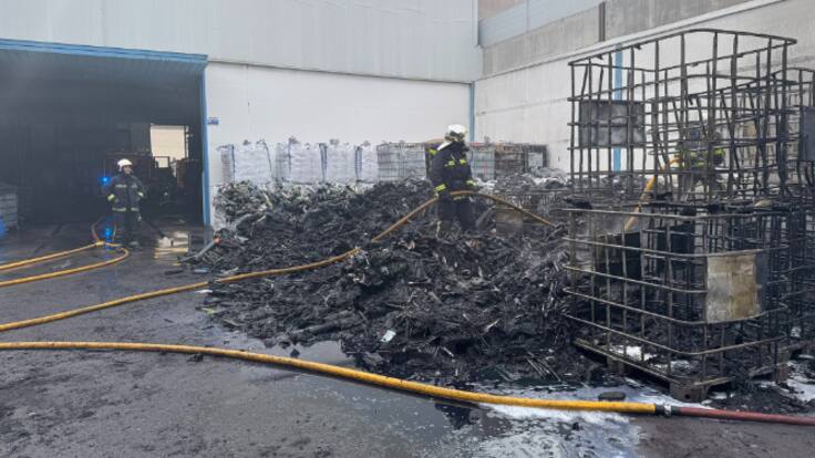 Israel Naveso, portavoz del sindicato de bomberos, denuncia el mal estado del material de los bomberos de Parla