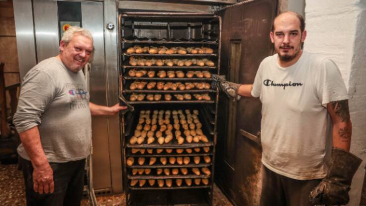 Francisco Ortega, de la panadería Ortega de Elda, sobre el reparto de panes de la Media Fiesta